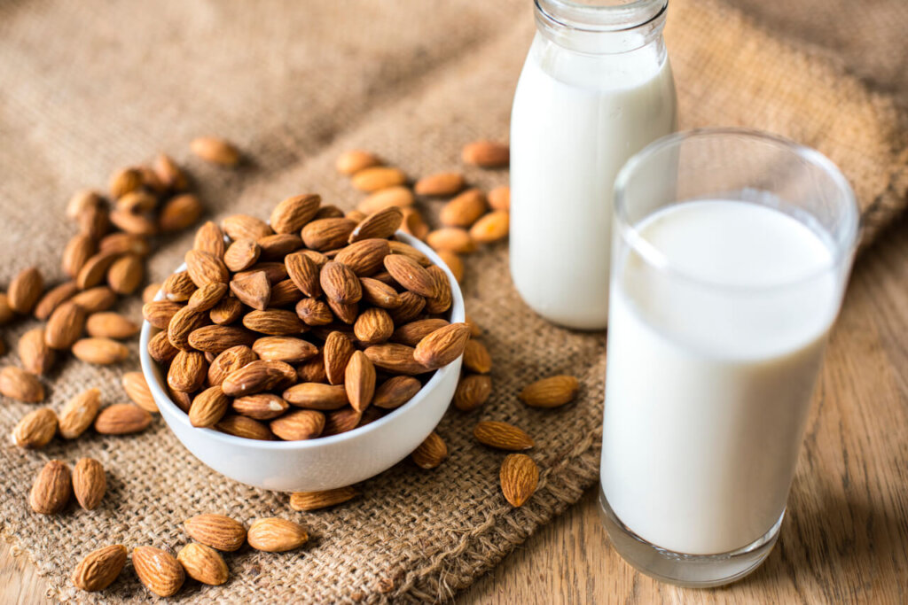 Vegan Almond Milk Recipe in Hindi - बादाम का दूध कैसे बनता है
